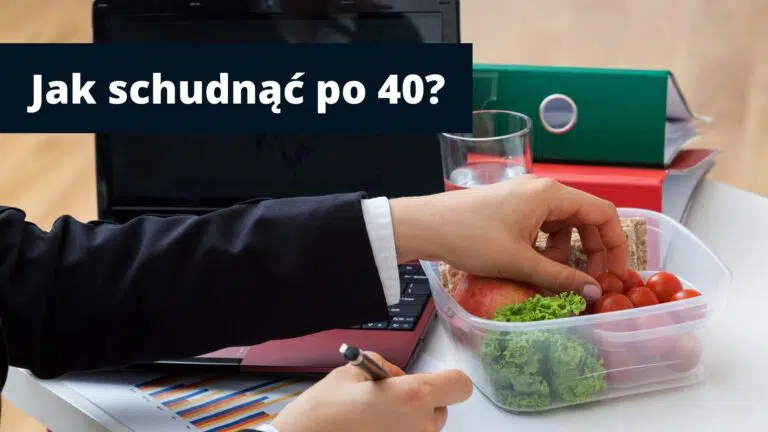 Laptop, segregatory, wydrukowany wykres i ręka sięgająca do plastikowego pudełka z warzywami oraz napis jak schudnąć po 40, który jest tytułem artykułu.