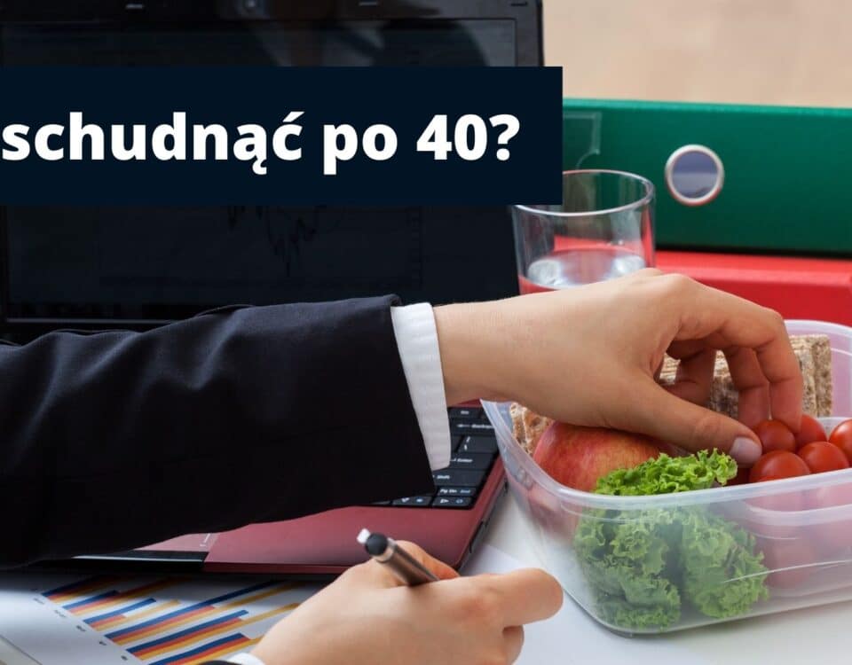 Laptop, segregatory, wydrukowany wykres i ręka sięgająca do plastikowego pudełka z warzywami oraz napis jak schudnąć po 40, który jest tytułem artykułu.